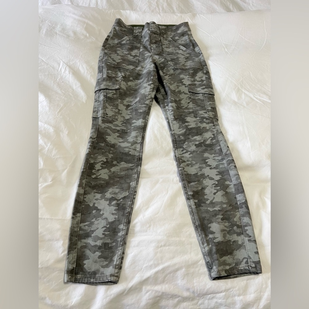 Spanx | Stretch Twill Ankle Cargo Pants Size Medium Stone Wash Camo